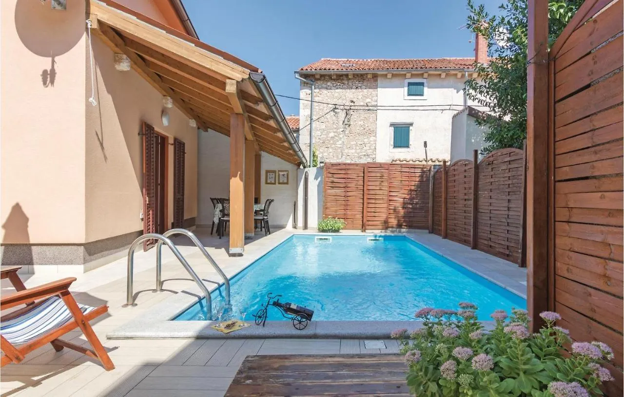 Holiday home 3 Bedroom Beautiful Home In Pula