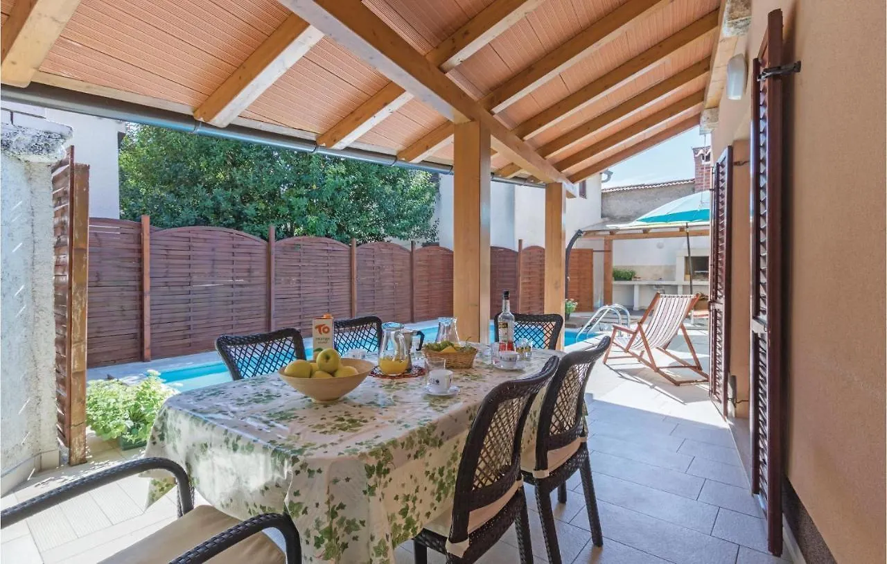 Holiday home 3 Bedroom Beautiful Home In Pula