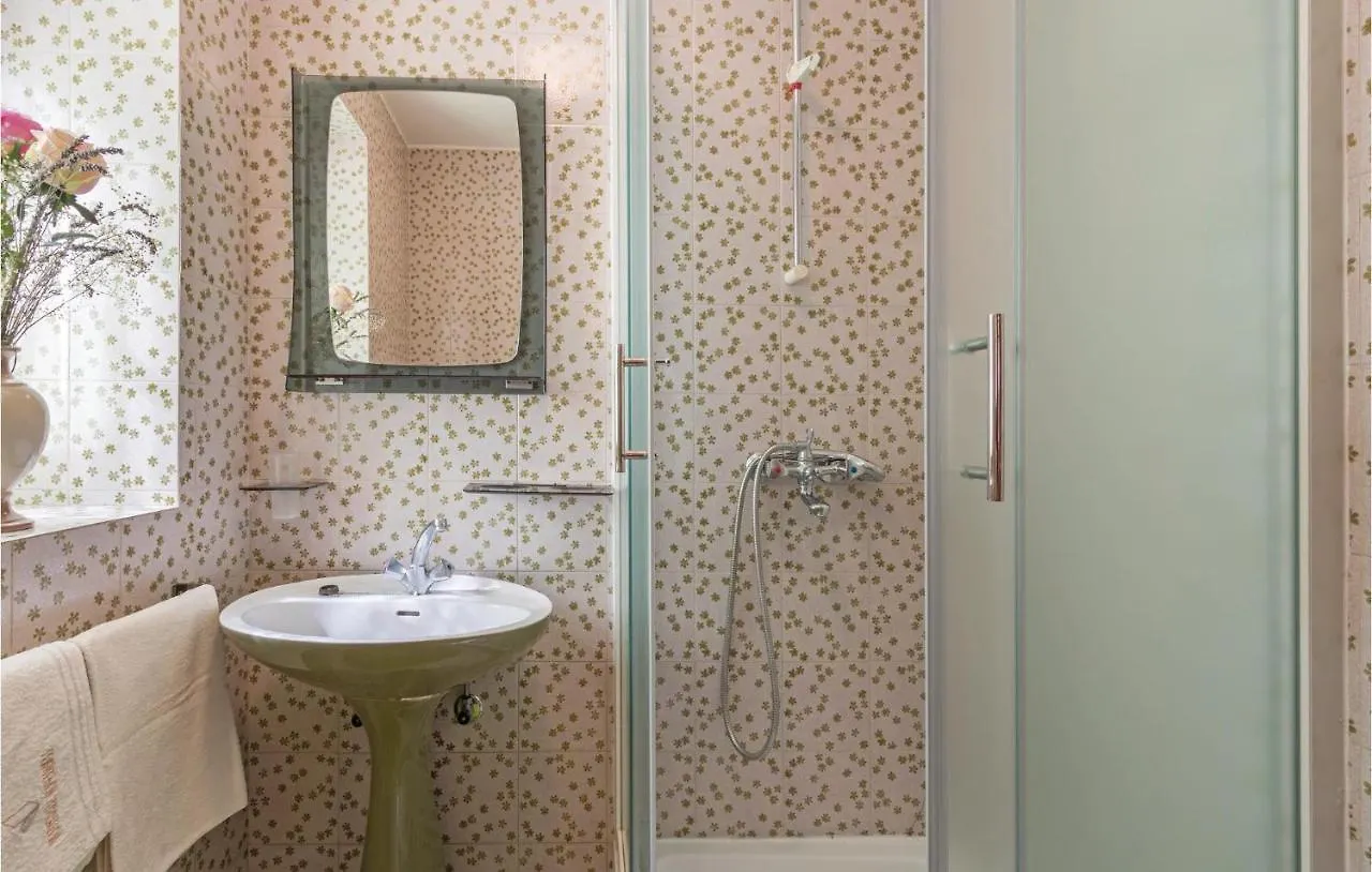 3 Bedroom Beautiful Home In PUY בית נופש