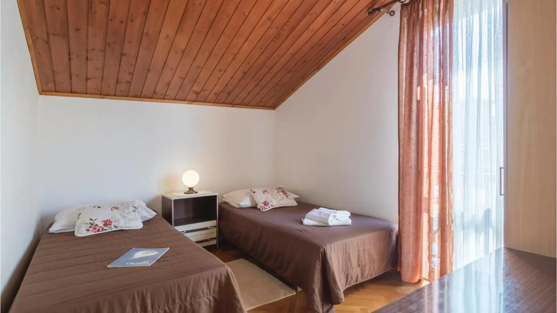 3 Bedroom Beautiful Home In PUY 0*,